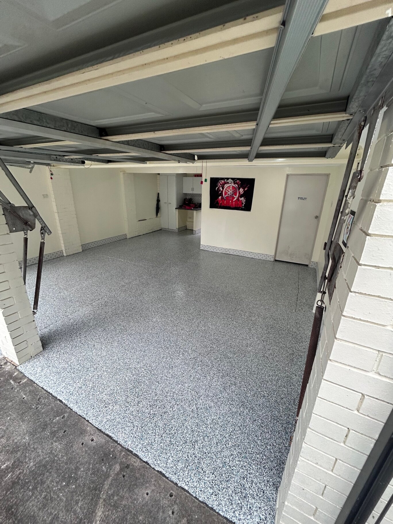 Workshop garage · flake floor