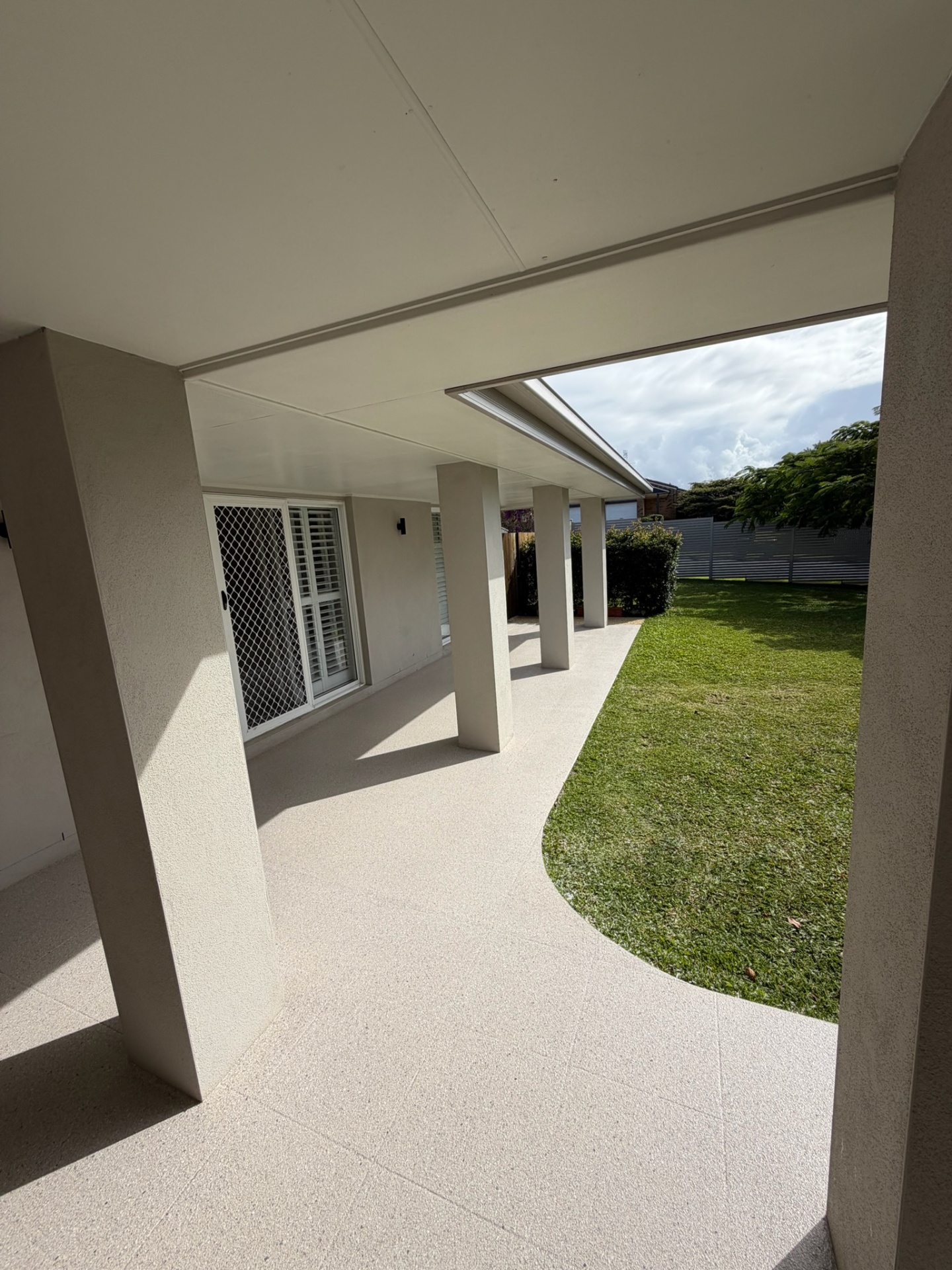Wrap-around alfresco