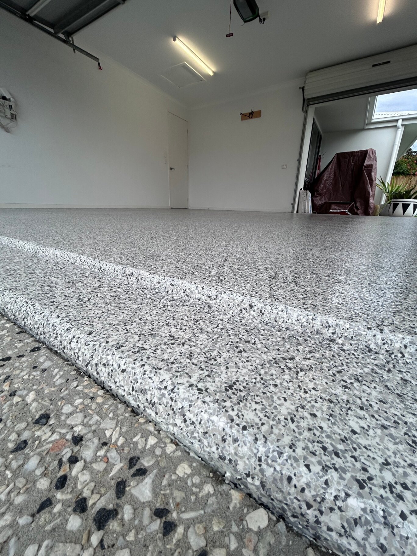 Flake detail · concrete edge